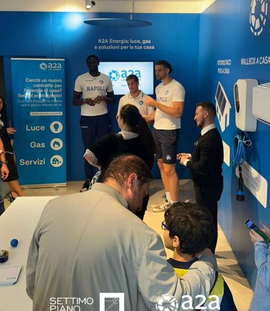 Evento A2A a Napoli presso lo Spazio A2A in Piazza degli Artisti: i giocatori del Napoli Basket incontrano i tifosi per foto, autografi e gadget. Iniziativa di engagement territoriale curata da Settimo Piano