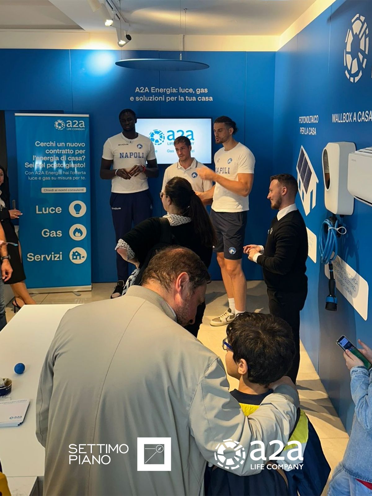 Evento A2A a Napoli presso lo Spazio A2A in Piazza degli Artisti: i giocatori del Napoli Basket incontrano i tifosi per foto, autografi e gadget. Iniziativa di engagement territoriale curata da Settimo Piano